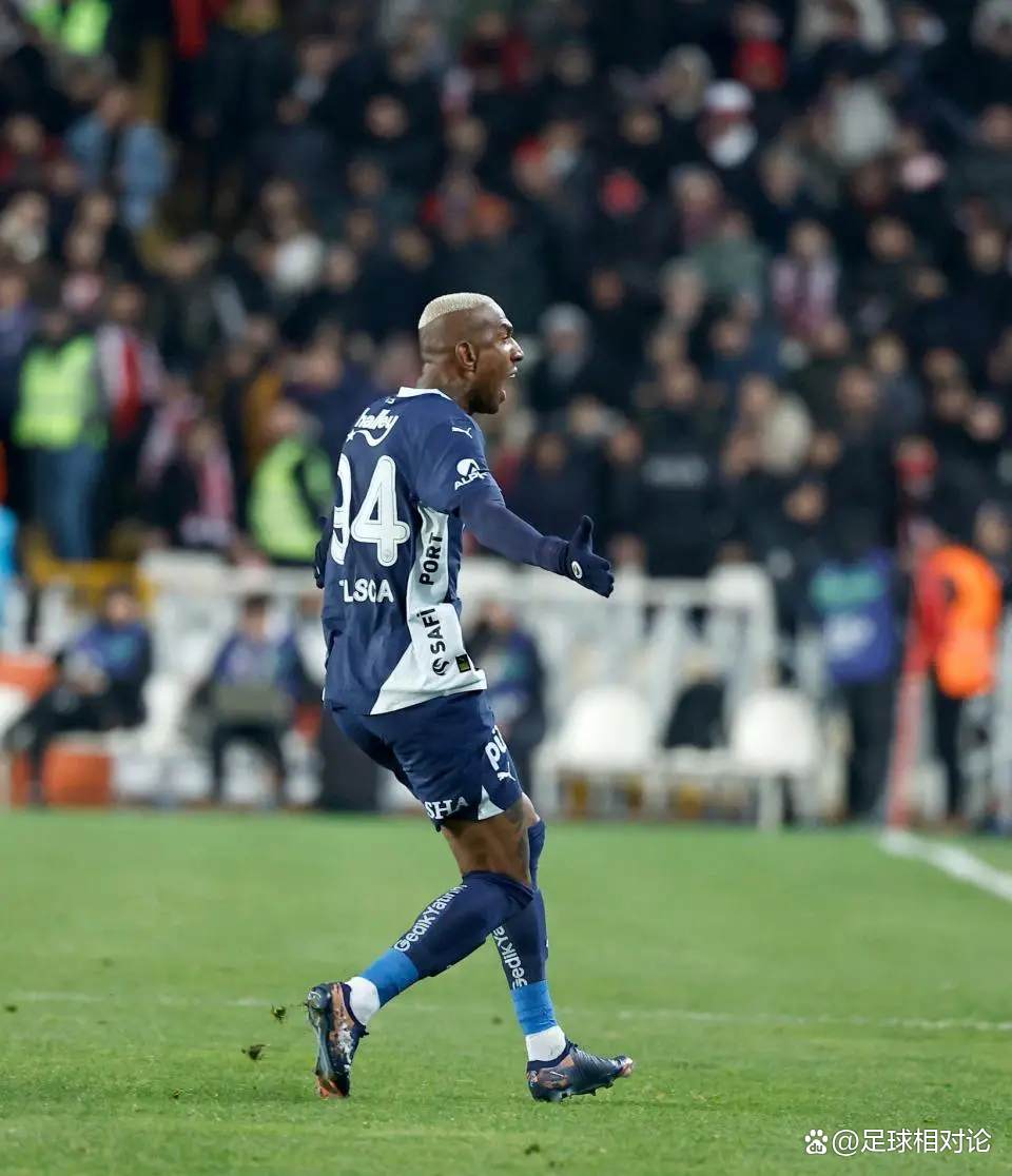 九游社区关于费耶诺德训练开放日，清晨手感冰凉引欢呼，全明星赛在即，球探报告显示潜力的信息